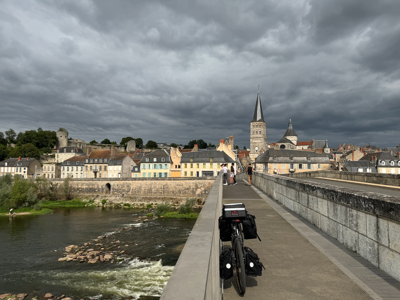 Approaching La Charité-sur-Loire 2