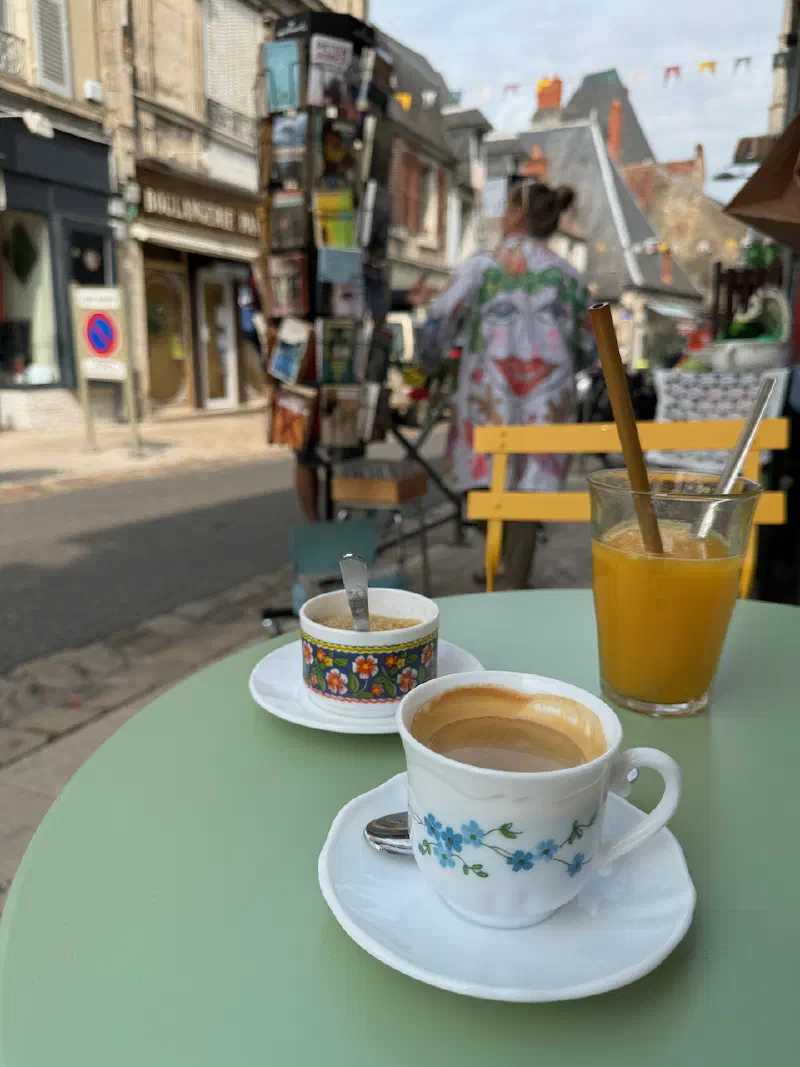 La Charité-sur-Loire - A pause in Café Datcha