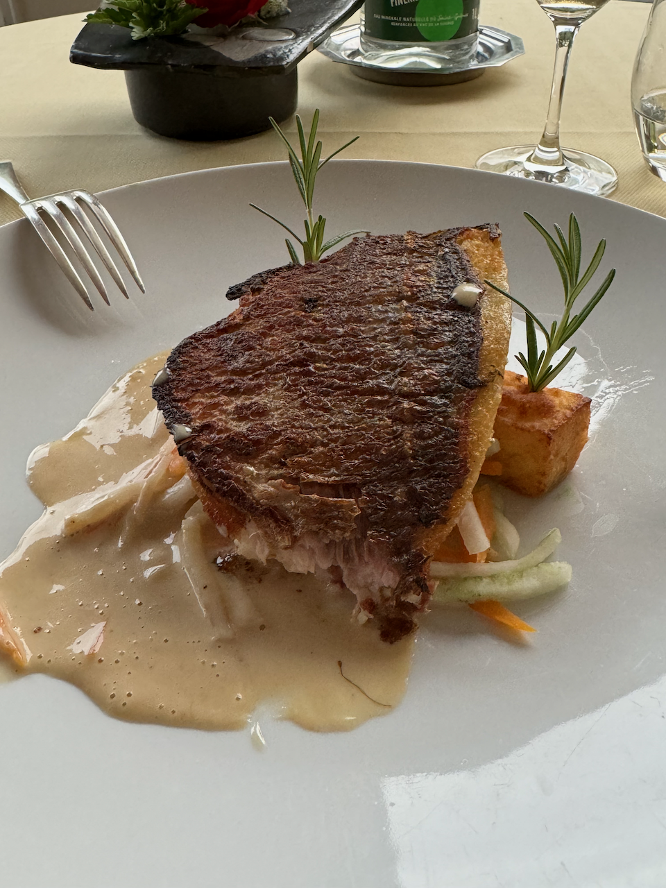 Le Coq Hardi - Espadon snacké (seared swordfish), poitrine de cochon grillée (grilled pork belly), pommes (potatoes) et piquillos (piquillo peppers)