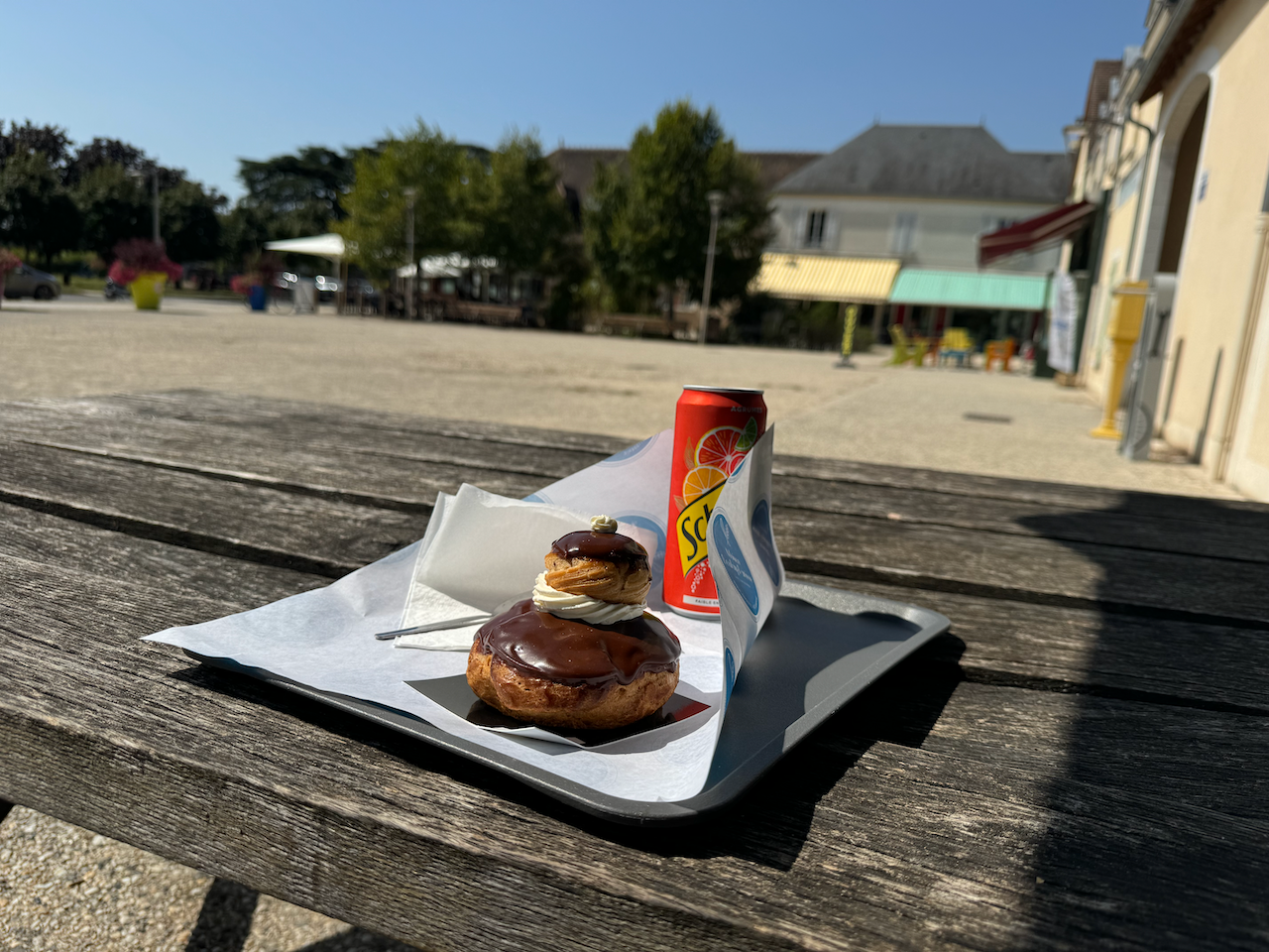 Candé-sur-Beuvron - Sitting outside with a religieuse