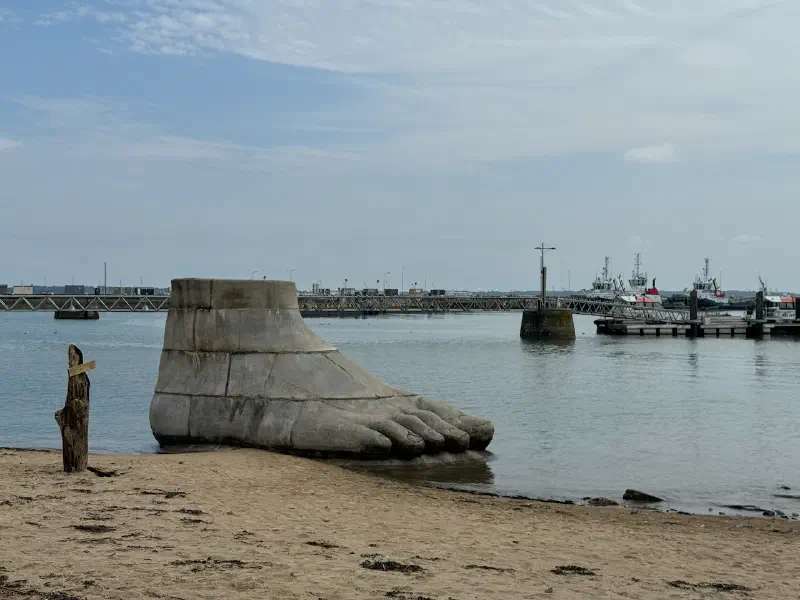 Saint-Nazaire foot sculpture
