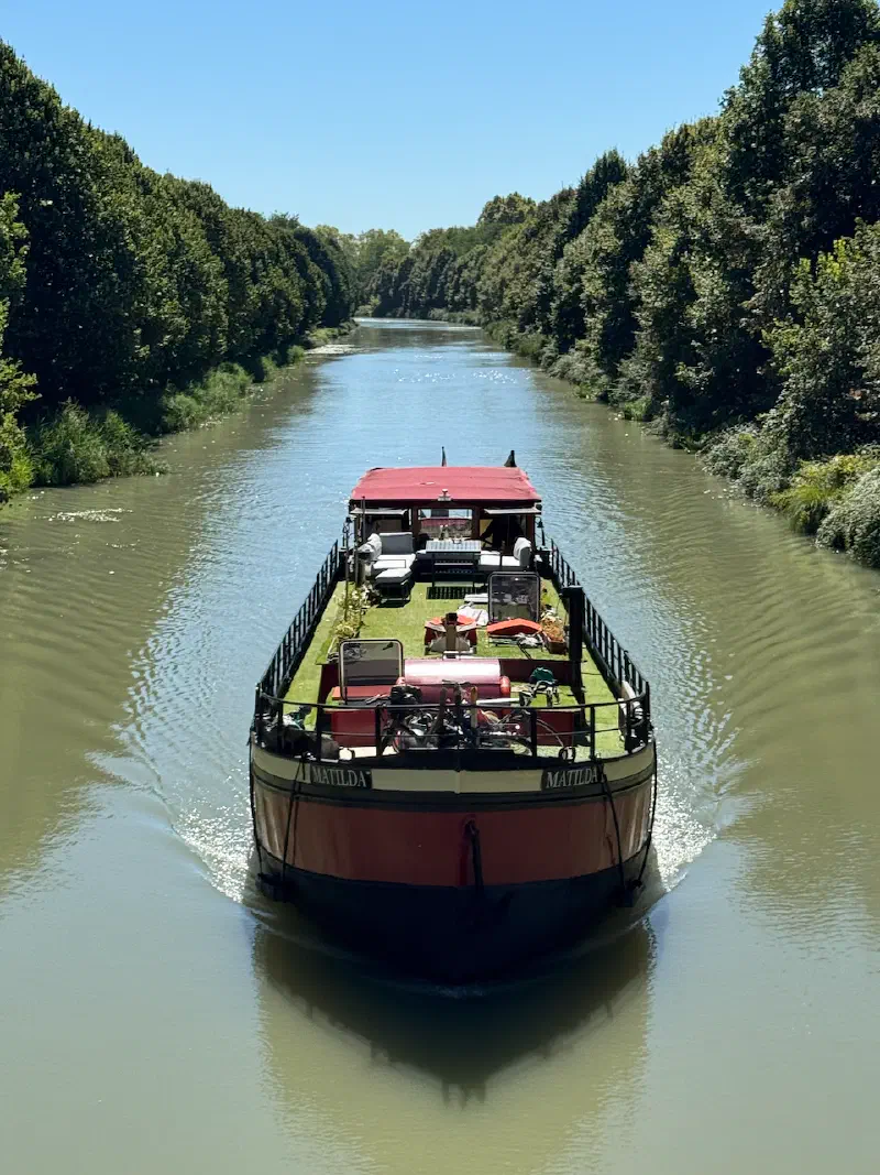 Peniche on the canal