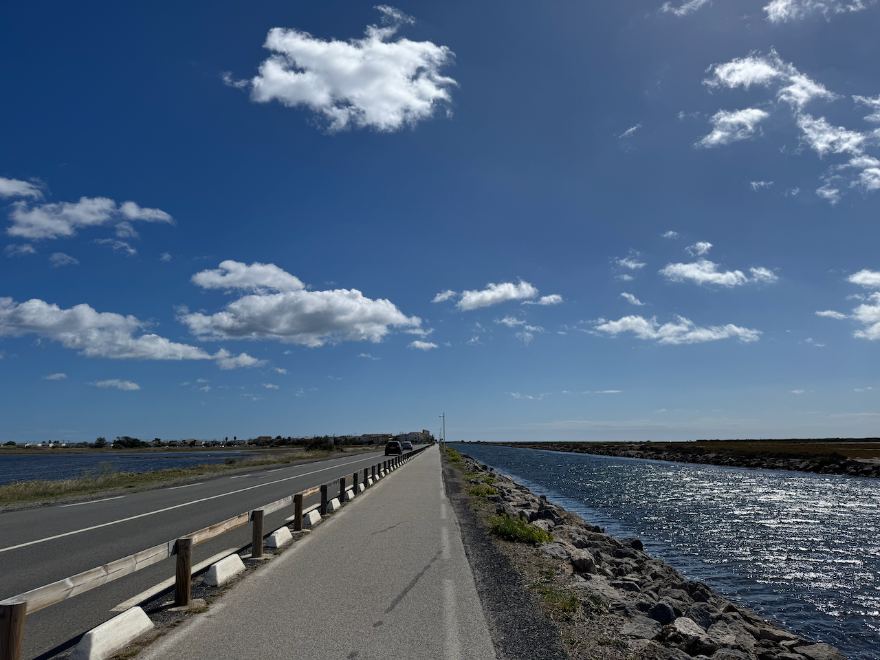 Between Gruissan town and beach